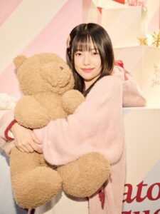 Haruka Shimazaki Instagram - 今年もやってきた🦌💫
GELATO PIQUE CHRISTMAS GIFT MARKET 2025🎄
11月22日(土)から12月7日(日)まで表参道ヒルズで開催するよ！
ピケベアの雪だるまかわいい〜⛄️

@gelatopique_official 
#gelatopique #ジェラートピケ 
#gelatopiquechristmasgiftmarket2025 
#ジェラートピケクリスマスギフトマーケット2025
#クリスマスマーケット