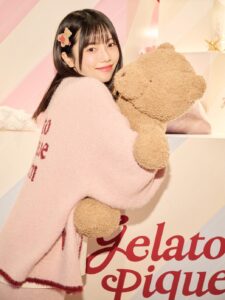 Haruka Shimazaki Instagram - 今年もやってきた🦌💫
GELATO PIQUE CHRISTMAS GIFT MARKET 2025🎄
11月22日(土)から12月7日(日)まで表参道ヒルズで開催するよ！
ピケベアの雪だるまかわいい〜⛄️

@gelatopique_official 
#gelatopique #ジェラートピケ 
#gelatopiquechristmasgiftmarket2025 
#ジェラートピケクリスマスギフトマーケット2025
#クリスマスマーケット