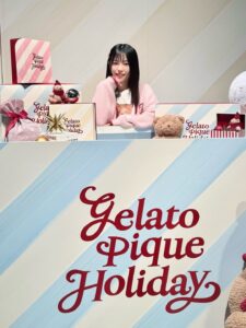 Haruka Shimazaki Instagram - 今年もやってきた🦌💫
GELATO PIQUE CHRISTMAS GIFT MARKET 2025🎄
11月22日(土)から12月7日(日)まで表参道ヒルズで開催するよ！
ピケベアの雪だるまかわいい〜⛄️

@gelatopique_official 
#gelatopique #ジェラートピケ 
#gelatopiquechristmasgiftmarket2025 
#ジェラートピケクリスマスギフトマーケット2025
#クリスマスマーケット