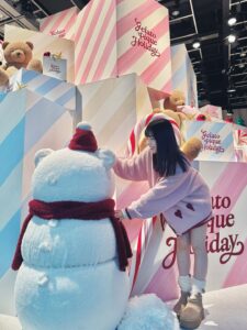 Haruka Shimazaki Instagram - 今年もやってきた🦌💫
GELATO PIQUE CHRISTMAS GIFT MARKET 2025🎄
11月22日(土)から12月7日(日)まで表参道ヒルズで開催するよ！
ピケベアの雪だるまかわいい〜⛄️

@gelatopique_official 
#gelatopique #ジェラートピケ 
#gelatopiquechristmasgiftmarket2025 
#ジェラートピケクリスマスギフトマーケット2025
#クリスマスマーケット