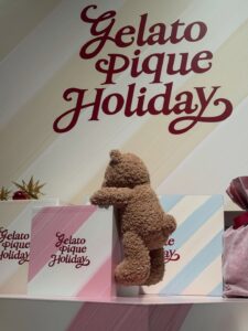 Haruka Shimazaki Instagram - 今年もやってきた🦌💫
GELATO PIQUE CHRISTMAS GIFT MARKET 2025🎄
11月22日(土)から12月7日(日)まで表参道ヒルズで開催するよ！
ピケベアの雪だるまかわいい〜⛄️

@gelatopique_official 
#gelatopique #ジェラートピケ 
#gelatopiquechristmasgiftmarket2025 
#ジェラートピケクリスマスギフトマーケット2025
#クリスマスマーケット