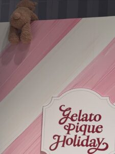 Haruka Shimazaki Instagram - 今年もやってきた🦌💫
GELATO PIQUE CHRISTMAS GIFT MARKET 2025🎄
11月22日(土)から12月7日(日)まで表参道ヒルズで開催するよ！
ピケベアの雪だるまかわいい〜⛄️

@gelatopique_official 
#gelatopique #ジェラートピケ 
#gelatopiquechristmasgiftmarket2025 
#ジェラートピケクリスマスギフトマーケット2025
#クリスマスマーケット