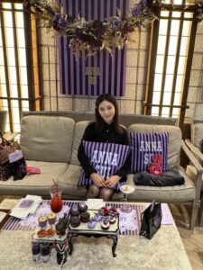 Haruka Shimazaki Instagram - 母とANNA SUIのアフタヌーンティー🫖💜
🎀のANNA SUIのリングは母のおさがり

@annasui @stringsomotesandoh
#アナスイ #アナスイアフタヌーンティー
#ザストリングス表参道 #アフタヌーンティー