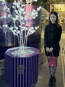 Haruka Shimazaki Instagram - 母とANNA SUIのアフタヌーンティー🫖💜
🎀のANNA SUIのリングは母のおさがり

@annasui @stringsomotesandoh
#アナスイ #アナスイアフタヌーンティー
#ザストリングス表参道 #アフタヌーンティー