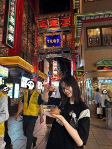Haruka Shimazaki Instagram - 撮影合間に中華街で食べ歩き🍥
叉焼メロンパン美味しかった！
えびせんすき🍤

#横浜中華街 #中華街グルメ #yokohamchinatown