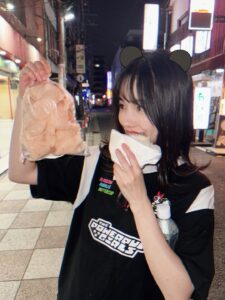 Haruka Shimazaki Instagram - 撮影合間に中華街で食べ歩き🍥
叉焼メロンパン美味しかった！
えびせんすき🍤

#横浜中華街 #中華街グルメ #yokohamchinatown
