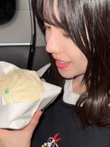 Haruka Shimazaki Instagram - 撮影合間に中華街で食べ歩き🍥
叉焼メロンパン美味しかった！
えびせんすき🍤

#横浜中華街 #中華街グルメ #yokohamchinatown