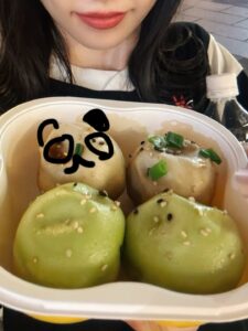 Haruka Shimazaki Instagram - 撮影合間に中華街で食べ歩き🍥
叉焼メロンパン美味しかった！
えびせんすき🍤

#横浜中華街 #中華街グルメ #yokohamchinatown