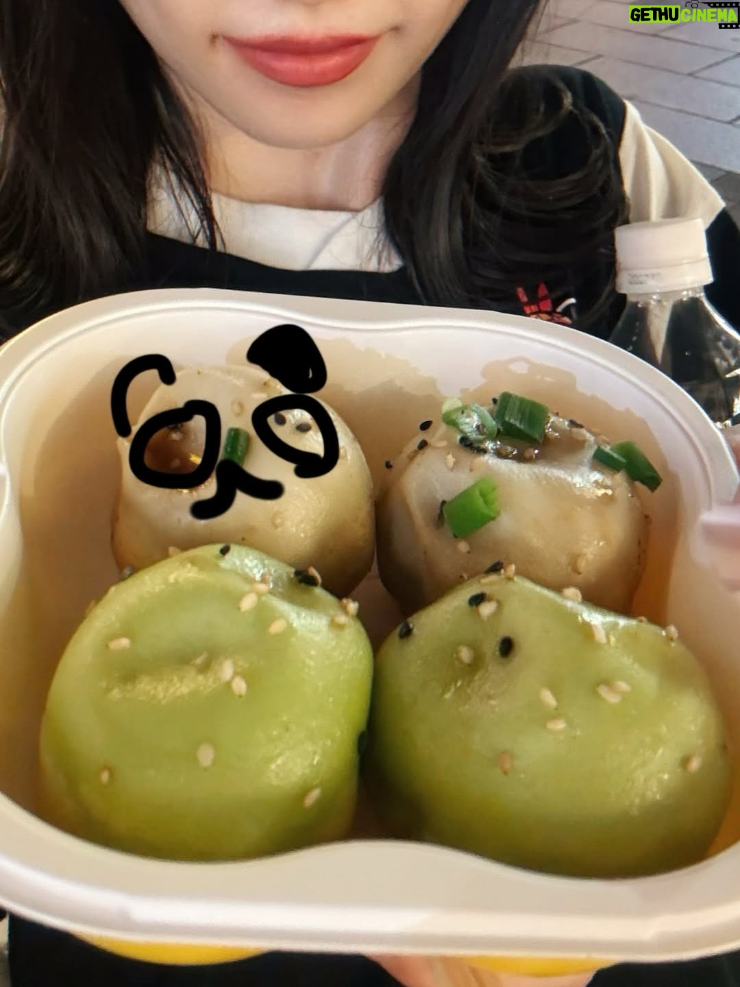 Haruka Shimazaki - 12.5K Likes - 撮影合間に中華街で食べ歩き🍥
叉焼メロンパン美味しかった！
えびせんすき🍤

#横浜中華街 #中華街グルメ #yokohamchinatown