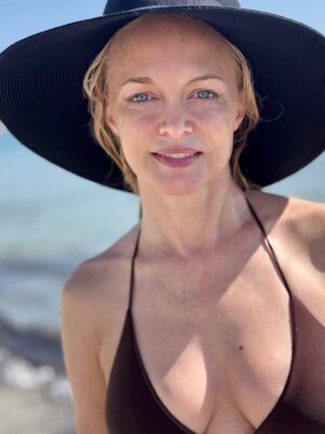 Heather Graham Instagram - Got to explore beautiful Sardinia with my friend @debrajfisher. ❤️💃🏼💃🏻💫
@janeseymour came along for part of our adventure. I admire her long career and her #joiedevivre.
How the hell does she look so good? I’m asking for her secrets.✨
The sea is so beautiful and the food is so good. I discovered #culurgiones…
❤️💃🏼💃🏻💃🏻🇮🇹🌊🌞✨
#sardinia #sardegna #cagliari #alghero #pula #villasimius