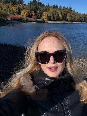 Heather Graham Instagram - I’m so excited I got to work with @flanaganfilm and the talented cast and crew on @stephenking’s Carrie🩸for @primevideo .
And @flanaganfilm has the original Rollergirl rollerskates from Boogie Nights!!!
So I was reunited with my Rollergirl skates as you can see in these photos. Good memories… 🛼🛼💕
We shot the Carrie tv series in Vancouver. Have you been? I think it’s one of the most beautiful cities. I’m obsessed with the bike path in Stanley Park. 🚲🍁
The food there is good…
🍁❤️🍣🚲🇨🇦✨🌈🛼
#vancouver #carrie #boogienights #rollergirl #bike #bikegirl #bikeride #stanleypark