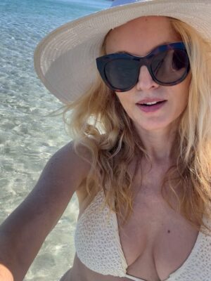 Heather Graham Instagram - Got to explore beautiful Sardinia with my friend @debrajfisher. ❤️💃🏼💃🏻💫
@janeseymour came along for part of our adventure. I admire her long career and her #joiedevivre.
How the hell does she look so good? I’m asking for her secrets.✨
The sea is so beautiful and the food is so good. I discovered #culurgiones…
❤️💃🏼💃🏻💃🏻🇮🇹🌊🌞✨
#sardinia #sardegna #cagliari #alghero #pula #villasimius