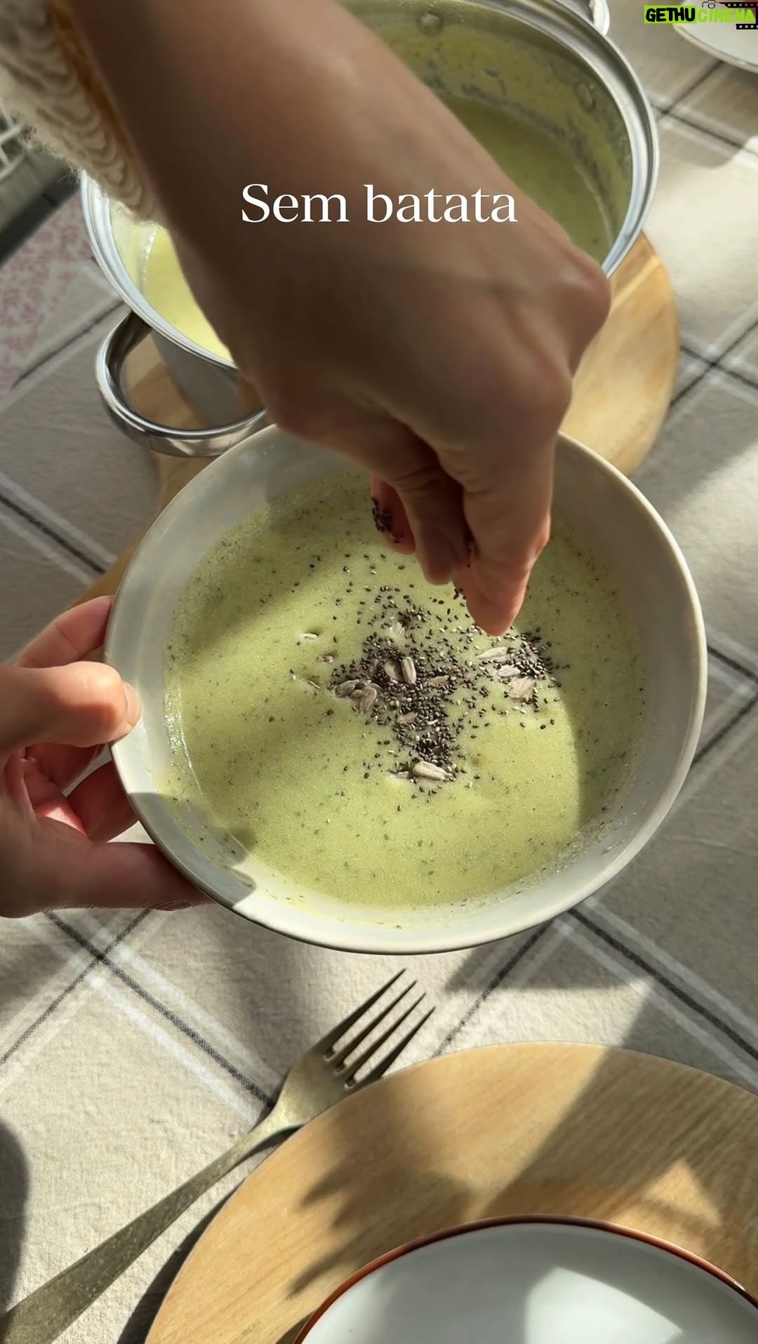 Helena Costa - 8.7K Likes - Das sopas mais cremosas, saborosas e rápidas de fazer!  Quero saber o vosso feedback! Guarda a receita para fazeres este fim de semana 🤩🤭 #sopasembatata #sopadecourgete #cozinhafacil