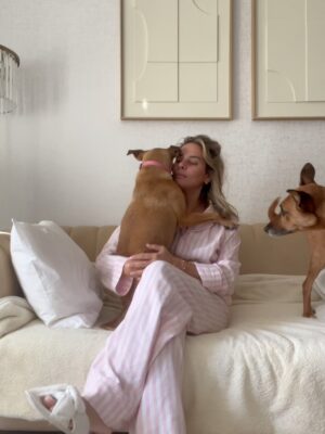 Helena Isabel Patricio Instagram - My whole life 🩷
Os meus cães são o meu suporte emocional.
São casa. São amor. São colo.
Uma casa sem cães, é uma casa vazia!
Anseio pelo dia em que possamos ter mais liberdade para viajar juntas sem que tenham que passar por todo um processo de muita ansiedade ✈️ e que possamos poder partilhar mais espaços juntas.
Faltam poucos dias para o final do ano, e não tem como não partilhar convosco o bem elas me fazem 🩷