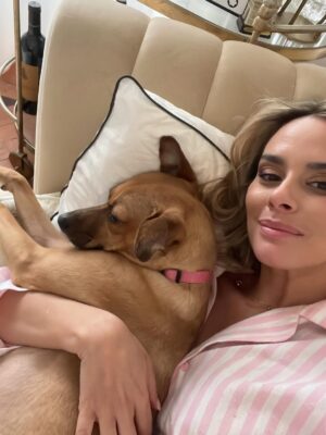 Helena Isabel Patricio Instagram - My whole life 🩷
Os meus cães são o meu suporte emocional.
São casa. São amor. São colo.
Uma casa sem cães, é uma casa vazia!
Anseio pelo dia em que possamos ter mais liberdade para viajar juntas sem que tenham que passar por todo um processo de muita ansiedade ✈️ e que possamos poder partilhar mais espaços juntas.
Faltam poucos dias para o final do ano, e não tem como não partilhar convosco o bem elas me fazem 🩷