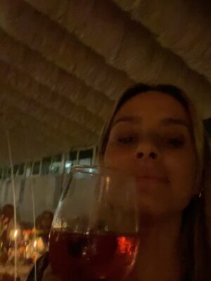 Helena Isabel Patricio Instagram - 2025 foi um ano incrivelmente alucinante!
•Terminei uma “Ralação”!
•Parti um dente da frente 😂
•Vivi entre Portugal e o brasil 🇧🇷
•Sobrevivi a um apagão!
•Passei o dia mais especial do ano com crianças de uma comunidade ❤️
•Abri o meu primeiro negócio!
•Abracei um novo projeto na @cmtvoficial
•Vivi um romance de 8 horas 😂
•Casei uma amiga de Infância 🩷
•Casei um amigo de faculdade 🩵
•Canonizei os meus cães
•Desfiz me de coisas materiais que não me acrescentavam absolutamente nada!
•Não beijei na boca tanto quanto queria..!
Dezembro já nem cabe na Drive! 😅
E com os meus amigos de sempre ao meu lado, verdadeiramente merecedores de um subsídio de assistência 24/7!
Viver é incrivelmente bom!