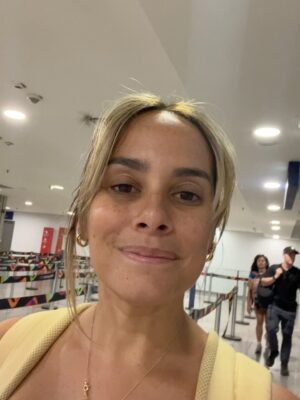 Helena Isabel Patricio Instagram - 2025 foi um ano incrivelmente alucinante!
•Terminei uma “Ralação”!
•Parti um dente da frente 😂
•Vivi entre Portugal e o brasil 🇧🇷
•Sobrevivi a um apagão!
•Passei o dia mais especial do ano com crianças de uma comunidade ❤️
•Abri o meu primeiro negócio!
•Abracei um novo projeto na @cmtvoficial
•Vivi um romance de 8 horas 😂
•Casei uma amiga de Infância 🩷
•Casei um amigo de faculdade 🩵
•Canonizei os meus cães
•Desfiz me de coisas materiais que não me acrescentavam absolutamente nada!
•Não beijei na boca tanto quanto queria..!
Dezembro já nem cabe na Drive! 😅
E com os meus amigos de sempre ao meu lado, verdadeiramente merecedores de um subsídio de assistência 24/7!
Viver é incrivelmente bom!