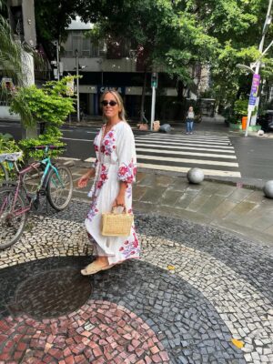 Helena Isabel Patricio Instagram - 38 🪄
Celebrei o meu aniversário de forma muito especial! Partilhei com os mais vulneráveis aquele que é o meu dia (cada um tem o seu!!!!).
Recebi muitos abraços e beijinhos de gratidão.
Não é que ser mãe não esteja nos meus planos,
mas enquanto a vida corre, sou “mãe” de outra forma! Mas não deixo de o ser, porque mãe é quem cuida, e eu no silêncio vou cuidando, para que possam crescer fortes, saudáveis e com a possibilidade de realizar todos os seus sonhos e serem tudo aquilo que quiserem.
Sempre que a vida me dá bênçãos, eu faço oferendas. Partilho com os outros. A partilha fortalece relações, amplia horizontes e contribui para um mundo mais justo e equitativo. (Se isto é uma ideia utópica.. é discutível, mas agora também não interessa!)
Se o podia fazer no silêncio? Podia e posso! Hoje só levantei a ponta do véu! E hoje também mando qualquer coisinha!
Obrigado pelas vossas mensagens 🌷