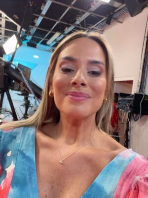 Helena Isabel Patricio Instagram - 2025 foi um ano incrivelmente alucinante!
•Terminei uma “Ralação”!
•Parti um dente da frente 😂
•Vivi entre Portugal e o brasil 🇧🇷
•Sobrevivi a um apagão!
•Passei o dia mais especial do ano com crianças de uma comunidade ❤️
•Abri o meu primeiro negócio!
•Abracei um novo projeto na @cmtvoficial
•Vivi um romance de 8 horas 😂
•Casei uma amiga de Infância 🩷
•Casei um amigo de faculdade 🩵
•Canonizei os meus cães
•Desfiz me de coisas materiais que não me acrescentavam absolutamente nada!
•Não beijei na boca tanto quanto queria..!
Dezembro já nem cabe na Drive! 😅
E com os meus amigos de sempre ao meu lado, verdadeiramente merecedores de um subsídio de assistência 24/7!
Viver é incrivelmente bom!