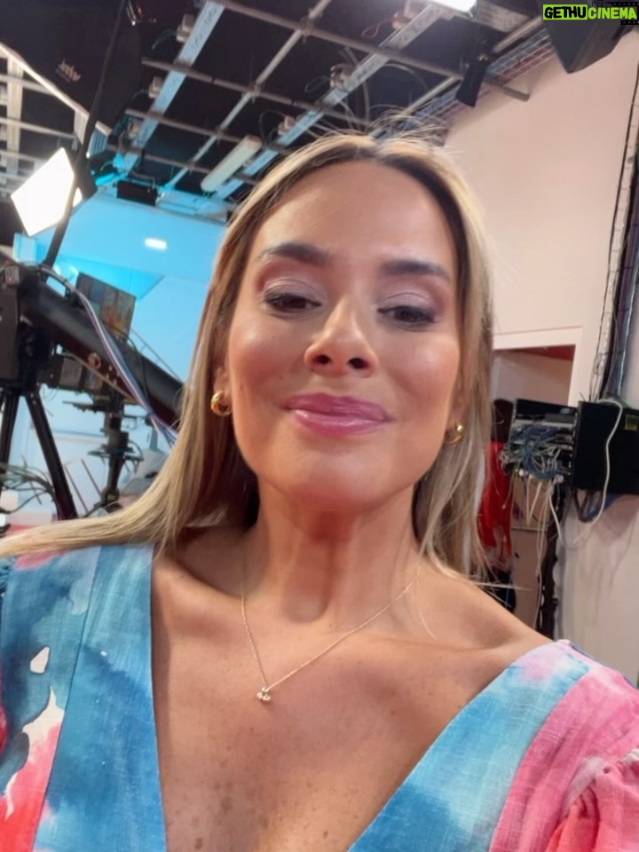 Helena Isabel Patricio - 2K Likes - 2025 foi um ano incrivelmente alucinante!

•Terminei uma “Ralação”!

•Parti um dente da frente 😂

•Vivi entre Portugal e o brasil 🇧🇷 

•Sobrevivi a um apagão!

•Passei o dia mais especial do ano com crianças de uma comunidade ❤️

•Abri o meu primeiro negócio!

•Abracei um novo projeto na @cmtvoficial 

•Vivi um romance de 8 horas 😂

•Casei uma amiga de Infância 🩷

•Casei um amigo de faculdade 🩵

•Canonizei os meus cães 

•Desfiz me de coisas materiais que não me acrescentavam absolutamente nada!

•Não beijei na boca tanto quanto queria..!

Dezembro já nem cabe na Drive! 😅

E com os meus amigos de sempre ao meu lado, verdadeiramente merecedores de um subsídio de assistência 24/7!

Viver é incrivelmente bom!