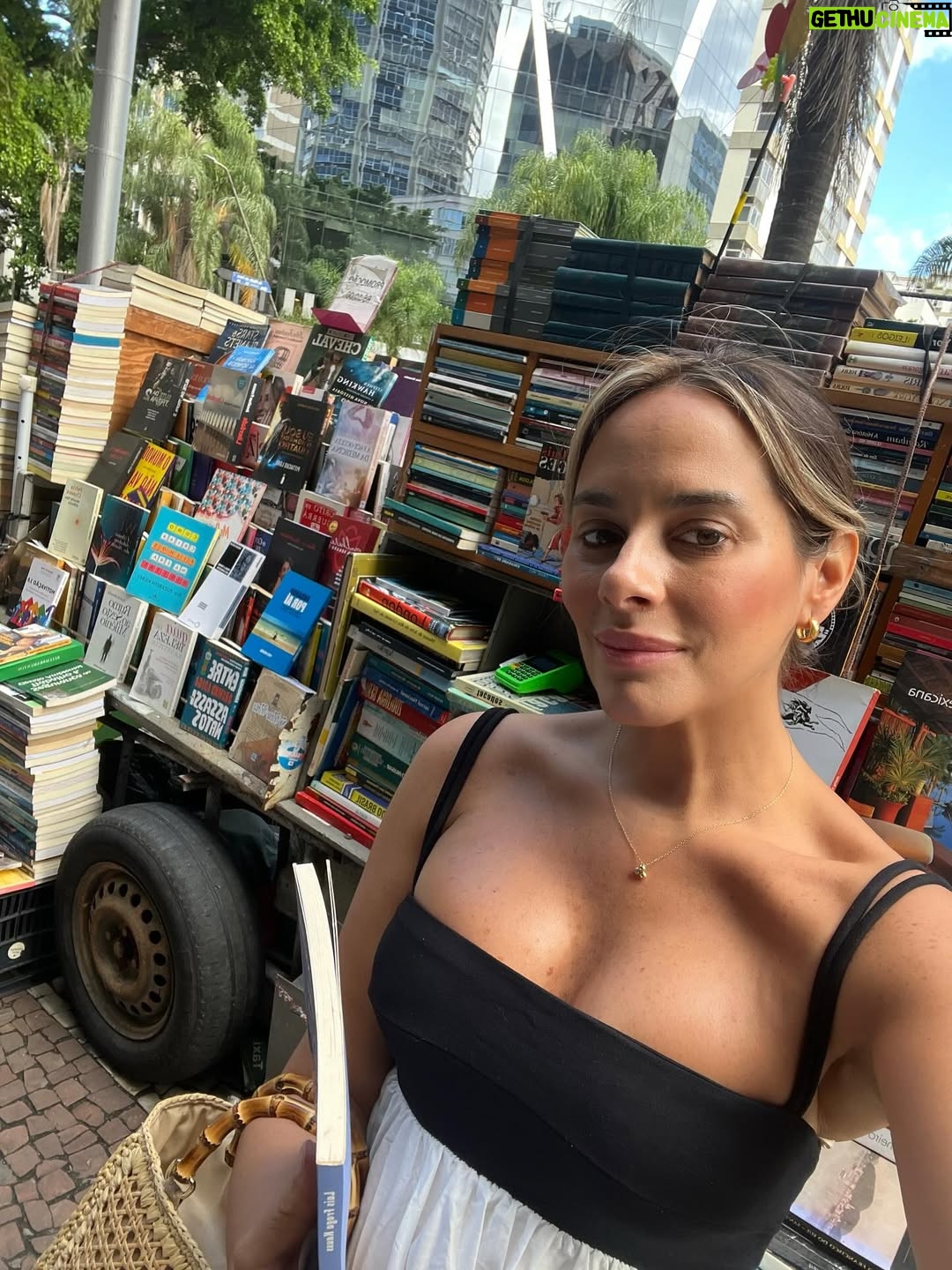 Helena Isabel Patricio - 1.9K Likes - 38 🪄 

Celebrei o meu aniversário de forma muito especial! Partilhei com os mais vulneráveis aquele que é o meu dia (cada um tem o seu!!!!).
Recebi muitos abraços e beijinhos de gratidão. 

Não é que ser mãe não esteja nos meus planos,
mas enquanto a vida corre, sou “mãe” de outra forma! Mas não deixo de o ser, porque mãe é quem cuida, e eu no silêncio vou cuidando, para que possam crescer fortes, saudáveis e com a possibilidade de realizar todos os seus sonhos e serem tudo aquilo que quiserem.

Sempre que a vida me dá bênçãos, eu faço oferendas. Partilho com os outros. A partilha fortalece relações, amplia horizontes e contribui para um mundo mais justo e equitativo. (Se isto é uma ideia utópica.. é discutível, mas agora também não interessa!)

Se o podia fazer no silêncio? Podia e posso! Hoje só levantei a ponta do véu! E hoje também mando qualquer coisinha!

Obrigado pelas vossas mensagens 🌷