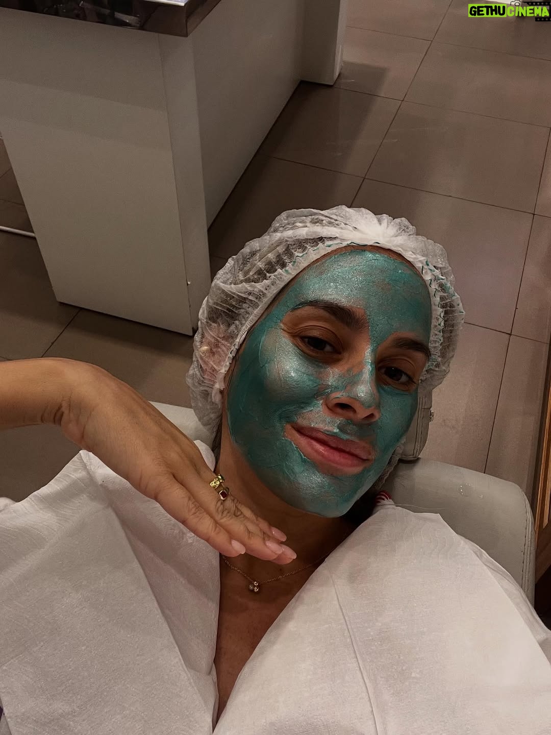 Helena Isabel Patricio - 1.9K Likes - 38 🪄 

Celebrei o meu aniversário de forma muito especial! Partilhei com os mais vulneráveis aquele que é o meu dia (cada um tem o seu!!!!).
Recebi muitos abraços e beijinhos de gratidão. 

Não é que ser mãe não esteja nos meus planos,
mas enquanto a vida corre, sou “mãe” de outra forma! Mas não deixo de o ser, porque mãe é quem cuida, e eu no silêncio vou cuidando, para que possam crescer fortes, saudáveis e com a possibilidade de realizar todos os seus sonhos e serem tudo aquilo que quiserem.

Sempre que a vida me dá bênçãos, eu faço oferendas. Partilho com os outros. A partilha fortalece relações, amplia horizontes e contribui para um mundo mais justo e equitativo. (Se isto é uma ideia utópica.. é discutível, mas agora também não interessa!)

Se o podia fazer no silêncio? Podia e posso! Hoje só levantei a ponta do véu! E hoje também mando qualquer coisinha!

Obrigado pelas vossas mensagens 🌷