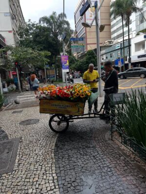 Helena Isabel Patricio Instagram - 38 🪄
Celebrei o meu aniversário de forma muito especial! Partilhei com os mais vulneráveis aquele que é o meu dia (cada um tem o seu!!!!).
Recebi muitos abraços e beijinhos de gratidão.
Não é que ser mãe não esteja nos meus planos,
mas enquanto a vida corre, sou “mãe” de outra forma! Mas não deixo de o ser, porque mãe é quem cuida, e eu no silêncio vou cuidando, para que possam crescer fortes, saudáveis e com a possibilidade de realizar todos os seus sonhos e serem tudo aquilo que quiserem.
Sempre que a vida me dá bênçãos, eu faço oferendas. Partilho com os outros. A partilha fortalece relações, amplia horizontes e contribui para um mundo mais justo e equitativo. (Se isto é uma ideia utópica.. é discutível, mas agora também não interessa!)
Se o podia fazer no silêncio? Podia e posso! Hoje só levantei a ponta do véu! E hoje também mando qualquer coisinha!
Obrigado pelas vossas mensagens 🌷