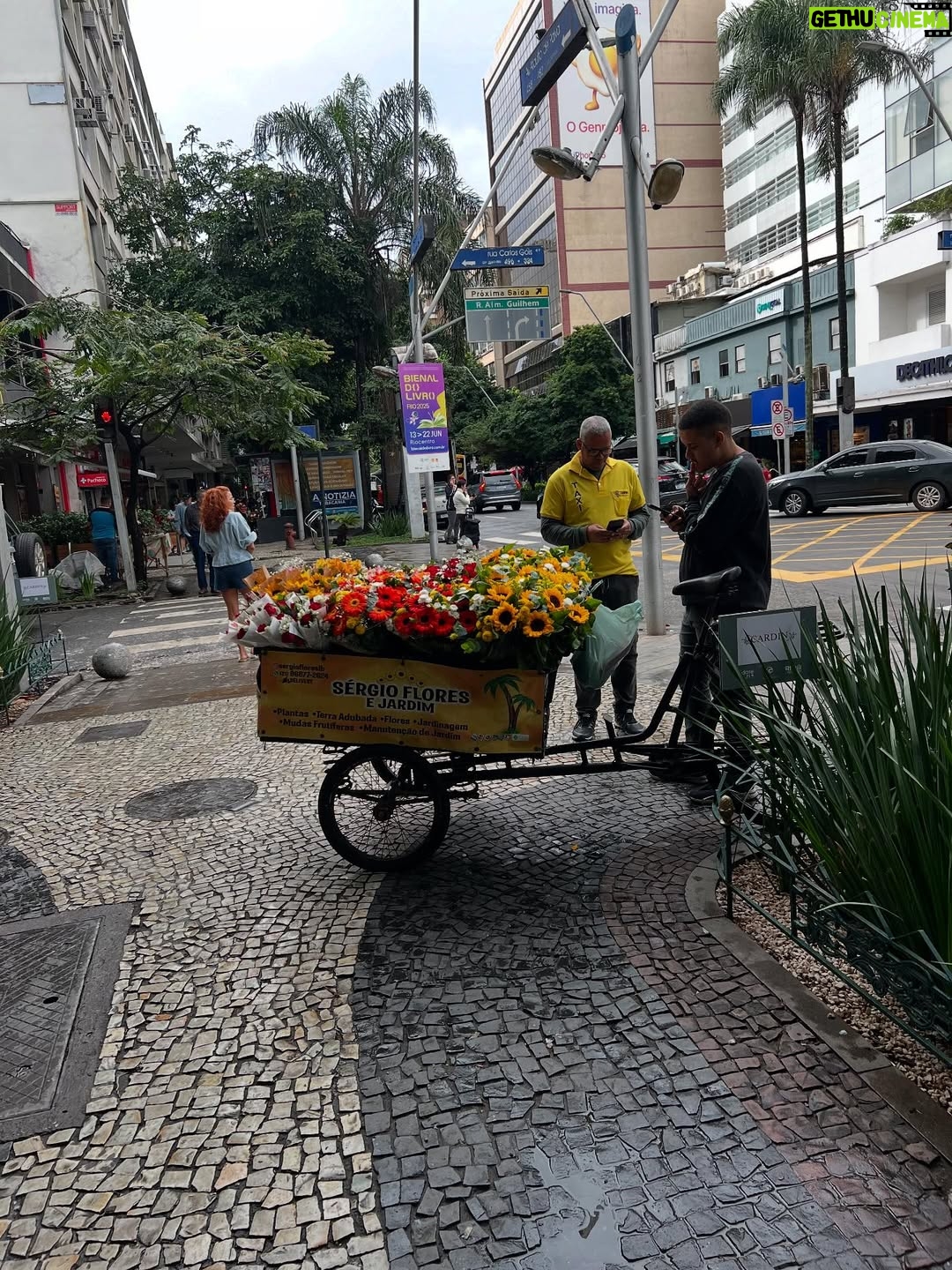 Helena Isabel Patricio - 1.9K Likes - 38 🪄 

Celebrei o meu aniversário de forma muito especial! Partilhei com os mais vulneráveis aquele que é o meu dia (cada um tem o seu!!!!).
Recebi muitos abraços e beijinhos de gratidão. 

Não é que ser mãe não esteja nos meus planos,
mas enquanto a vida corre, sou “mãe” de outra forma! Mas não deixo de o ser, porque mãe é quem cuida, e eu no silêncio vou cuidando, para que possam crescer fortes, saudáveis e com a possibilidade de realizar todos os seus sonhos e serem tudo aquilo que quiserem.

Sempre que a vida me dá bênçãos, eu faço oferendas. Partilho com os outros. A partilha fortalece relações, amplia horizontes e contribui para um mundo mais justo e equitativo. (Se isto é uma ideia utópica.. é discutível, mas agora também não interessa!)

Se o podia fazer no silêncio? Podia e posso! Hoje só levantei a ponta do véu! E hoje também mando qualquer coisinha!

Obrigado pelas vossas mensagens 🌷