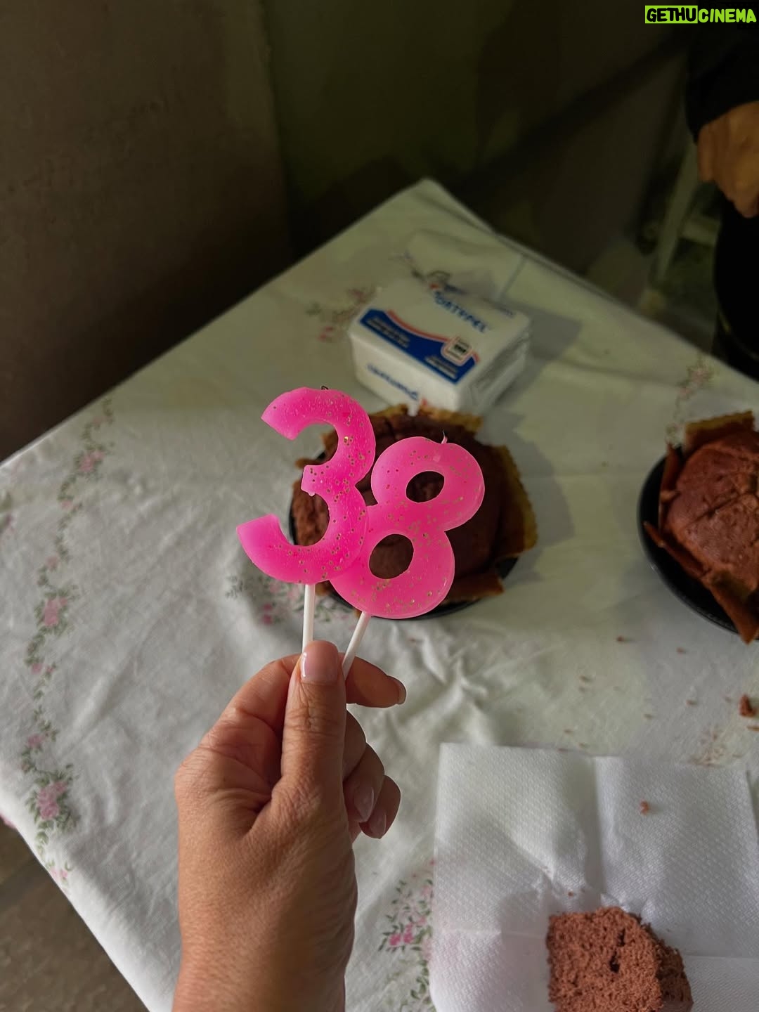 Helena Isabel Patricio - 1.9K Likes - 38 🪄 

Celebrei o meu aniversário de forma muito especial! Partilhei com os mais vulneráveis aquele que é o meu dia (cada um tem o seu!!!!).
Recebi muitos abraços e beijinhos de gratidão. 

Não é que ser mãe não esteja nos meus planos,
mas enquanto a vida corre, sou “mãe” de outra forma! Mas não deixo de o ser, porque mãe é quem cuida, e eu no silêncio vou cuidando, para que possam crescer fortes, saudáveis e com a possibilidade de realizar todos os seus sonhos e serem tudo aquilo que quiserem.

Sempre que a vida me dá bênçãos, eu faço oferendas. Partilho com os outros. A partilha fortalece relações, amplia horizontes e contribui para um mundo mais justo e equitativo. (Se isto é uma ideia utópica.. é discutível, mas agora também não interessa!)

Se o podia fazer no silêncio? Podia e posso! Hoje só levantei a ponta do véu! E hoje também mando qualquer coisinha!

Obrigado pelas vossas mensagens 🌷