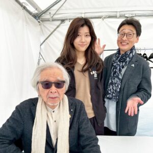 Hiccorohee Instagram - 寅さんサミット2025
山田洋次監督と北山雅康さんと登壇させていただきました
山田監督と机があればどこでもリビングみたいになっていて
北山さんは本当に紳士的で、顔がとびきり美しくてお優しく、
三平ちゃんでありながらやっぱりスタア俳優そのものでして

私が突っ立っていると山田監督が「かけなさい」と言ってくださる、
わたしはそれが好きで、それが聞きたくていつもわざとすぐには座らないようにしてしまいます

監督と北山さんが私の小説とエッセイを読んでくださったことを
イベント中にたくさんお話してくださって
それだけでも身に余るほど光栄なことやったのに
それからお二人にいただいた本当に嬉しくありがたいお言葉を胸に
これからもっとまたたくさん書こうと思います
ほんまに夢のような時間やったんやわ

サミットにお越しいただいた寅さんファンのみなさんも
わしのことあたたかく迎えてくださってありがとうございました！
みんなが山田監督のこと好きで、三平ちゃんが好きで、
寅を大好きなみんなと同じ空間ってだけでうれしかった

葛飾柴又、またゆっくりいきてえ
#寅さんサミット2025