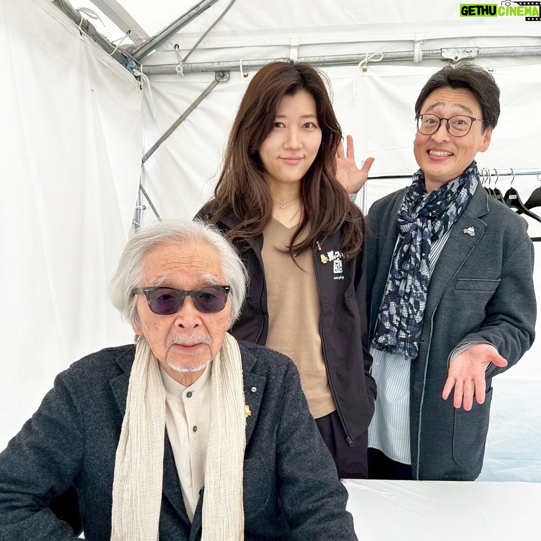 Hiccorohee - 19.8K Likes - 寅さんサミット2025
山田洋次監督と北山雅康さんと登壇させていただきました
山田監督と机があればどこでもリビングみたいになっていて
北山さんは本当に紳士的で、顔がとびきり美しくてお優しく、
三平ちゃんでありながらやっぱりスタア俳優そのものでして

私が突っ立っていると山田監督が「かけなさい」と言ってくださる、
わたしはそれが好きで、それが聞きたくていつもわざとすぐには座らないようにしてしまいます

監督と北山さんが私の小説とエッセイを読んでくださったことを
イベント中にたくさんお話してくださって
それだけでも身に余るほど光栄なことやったのに
それからお二人にいただいた本当に嬉しくありがたいお言葉を胸に
これからもっとまたたくさん書こうと思います
ほんまに夢のような時間やったんやわ

サミットにお越しいただいた寅さんファンのみなさんも
わしのことあたたかく迎えてくださってありがとうございました！
みんなが山田監督のこと好きで、三平ちゃんが好きで、
寅を大好きなみんなと同じ空間ってだけでうれしかった

葛飾柴又、またゆっくりいきてえ
#寅さんサミット2025