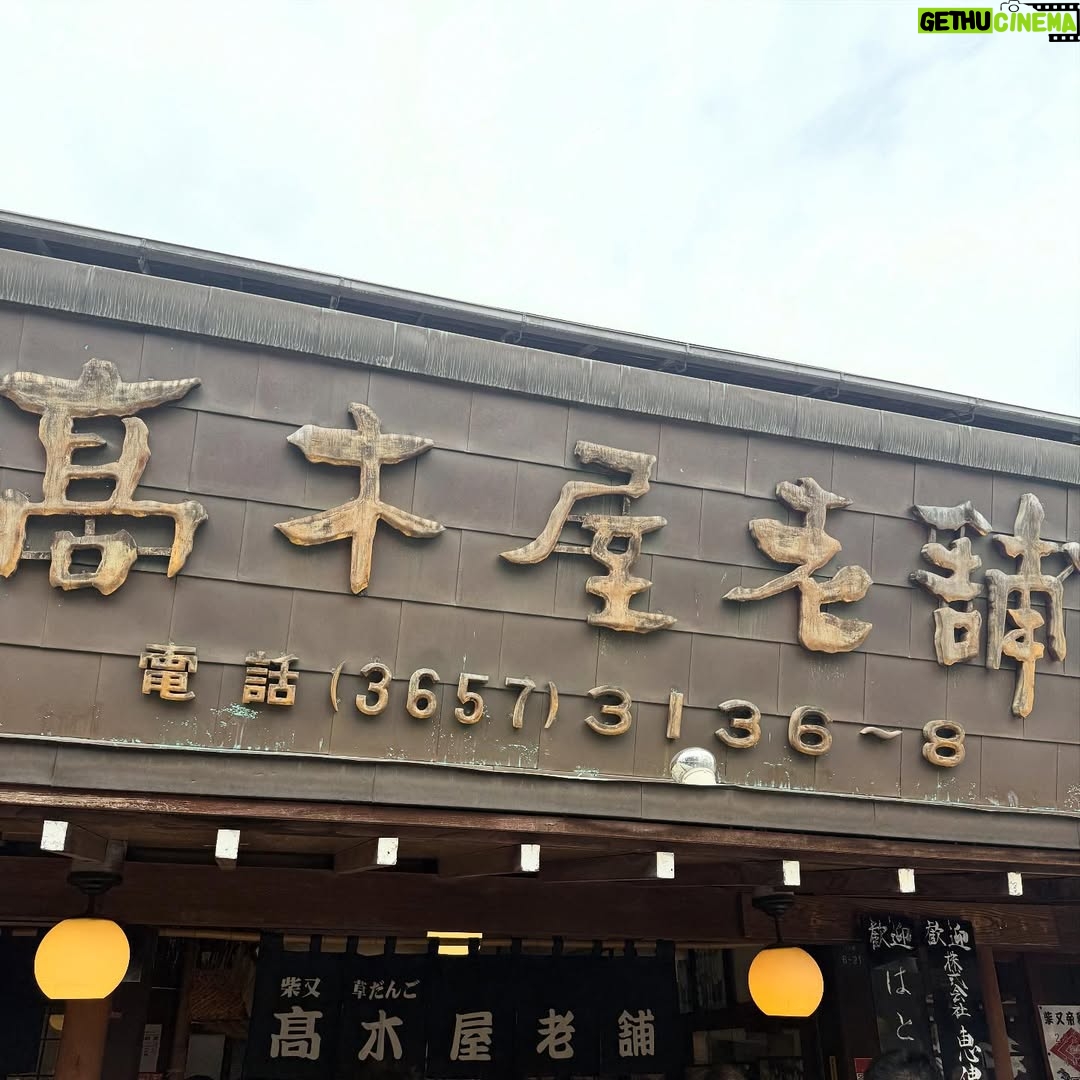Hiccorohee - 19.8K Likes - 寅さんサミット2025
山田洋次監督と北山雅康さんと登壇させていただきました
山田監督と机があればどこでもリビングみたいになっていて
北山さんは本当に紳士的で、顔がとびきり美しくてお優しく、
三平ちゃんでありながらやっぱりスタア俳優そのものでして

私が突っ立っていると山田監督が「かけなさい」と言ってくださる、
わたしはそれが好きで、それが聞きたくていつもわざとすぐには座らないようにしてしまいます

監督と北山さんが私の小説とエッセイを読んでくださったことを
イベント中にたくさんお話してくださって
それだけでも身に余るほど光栄なことやったのに
それからお二人にいただいた本当に嬉しくありがたいお言葉を胸に
これからもっとまたたくさん書こうと思います
ほんまに夢のような時間やったんやわ

サミットにお越しいただいた寅さんファンのみなさんも
わしのことあたたかく迎えてくださってありがとうございました！
みんなが山田監督のこと好きで、三平ちゃんが好きで、
寅を大好きなみんなと同じ空間ってだけでうれしかった

葛飾柴又、またゆっくりいきてえ
#寅さんサミット2025