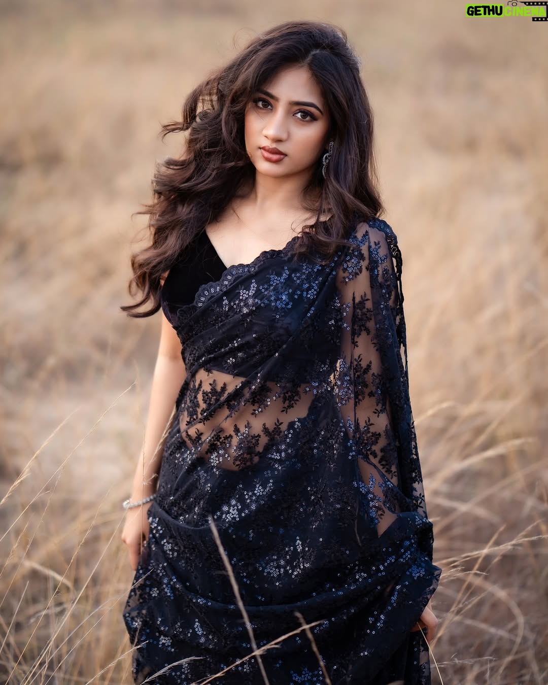 Hima Bindhu - 33.3K Likes - Stylist & shoot curator @nirmala__fashion_stylist 

Makeup artist @sathyamakeupartistry_ 

Photogapher @xposurestudio.in 

Saree @up.style_23 

Jewllery @gold_copy1486

Blouse @f2f_designerboutique

Assistant stylist @stylingbyajay