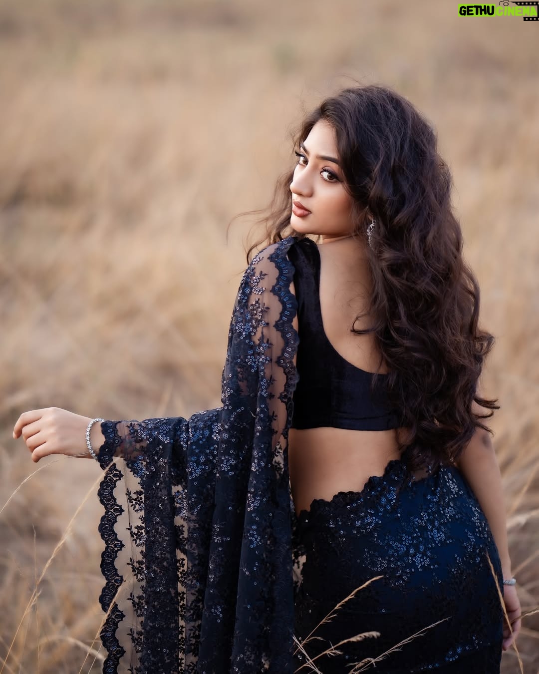 Hima Bindhu - 33.3K Likes - Stylist & shoot curator @nirmala__fashion_stylist 

Makeup artist @sathyamakeupartistry_ 

Photogapher @xposurestudio.in 

Saree @up.style_23 

Jewllery @gold_copy1486

Blouse @f2f_designerboutique

Assistant stylist @stylingbyajay