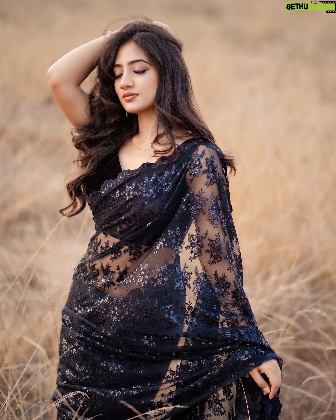 Hima Bindhu - 33.3K Likes - Stylist & shoot curator @nirmala__fashion_stylist 

Makeup artist @sathyamakeupartistry_ 

Photogapher @xposurestudio.in 

Saree @up.style_23 

Jewllery @gold_copy1486

Blouse @f2f_designerboutique

Assistant stylist @stylingbyajay