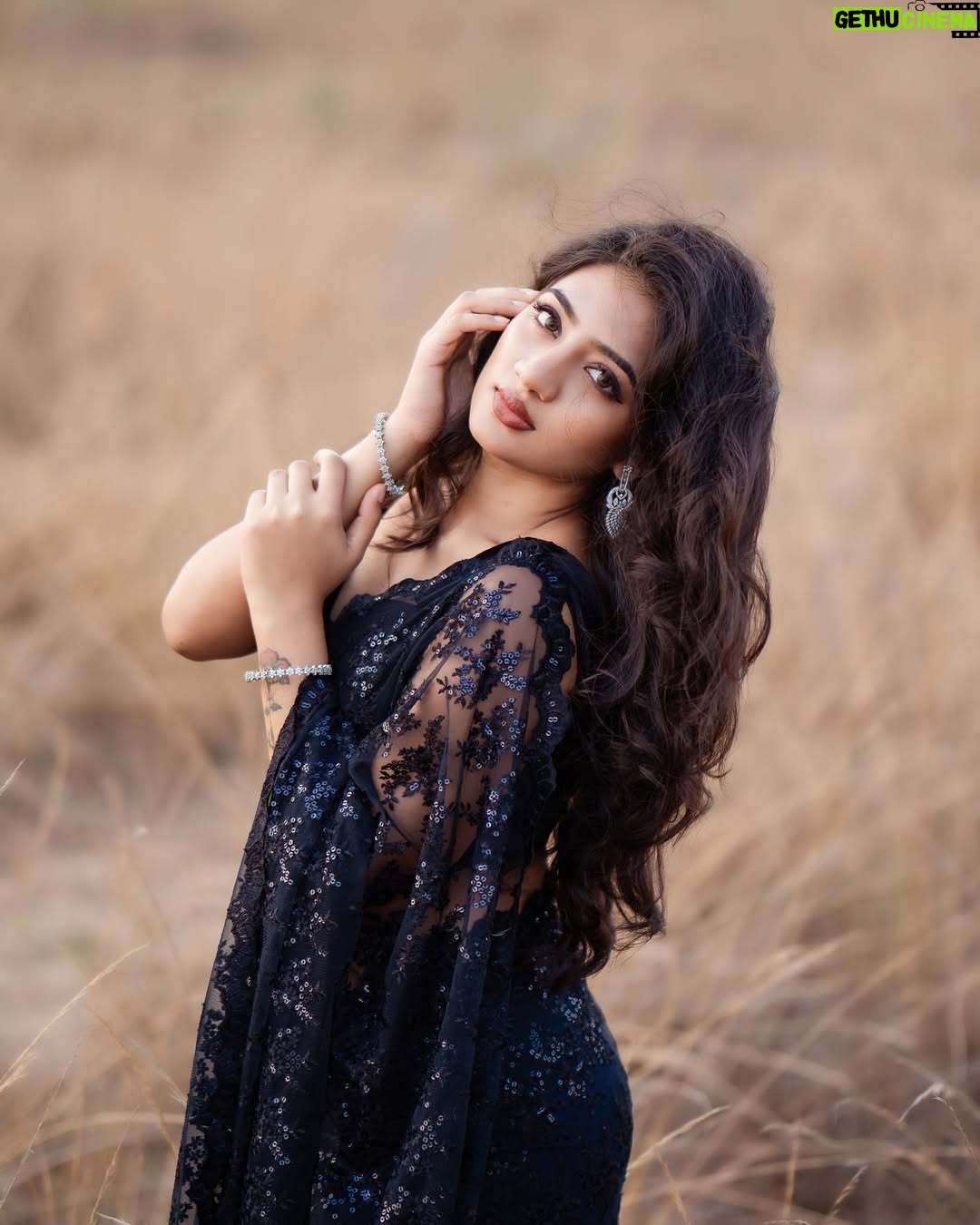 Hima Bindhu - 33.3K Likes - Stylist & shoot curator @nirmala__fashion_stylist 

Makeup artist @sathyamakeupartistry_ 

Photogapher @xposurestudio.in 

Saree @up.style_23 

Jewllery @gold_copy1486

Blouse @f2f_designerboutique

Assistant stylist @stylingbyajay