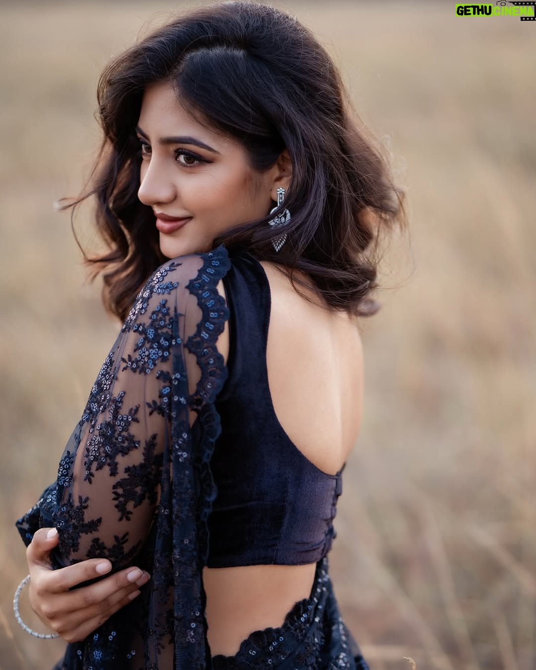 Hima Bindhu - 33.3K Likes - Stylist & shoot curator @nirmala__fashion_stylist 

Makeup artist @sathyamakeupartistry_ 

Photogapher @xposurestudio.in 

Saree @up.style_23 

Jewllery @gold_copy1486

Blouse @f2f_designerboutique

Assistant stylist @stylingbyajay