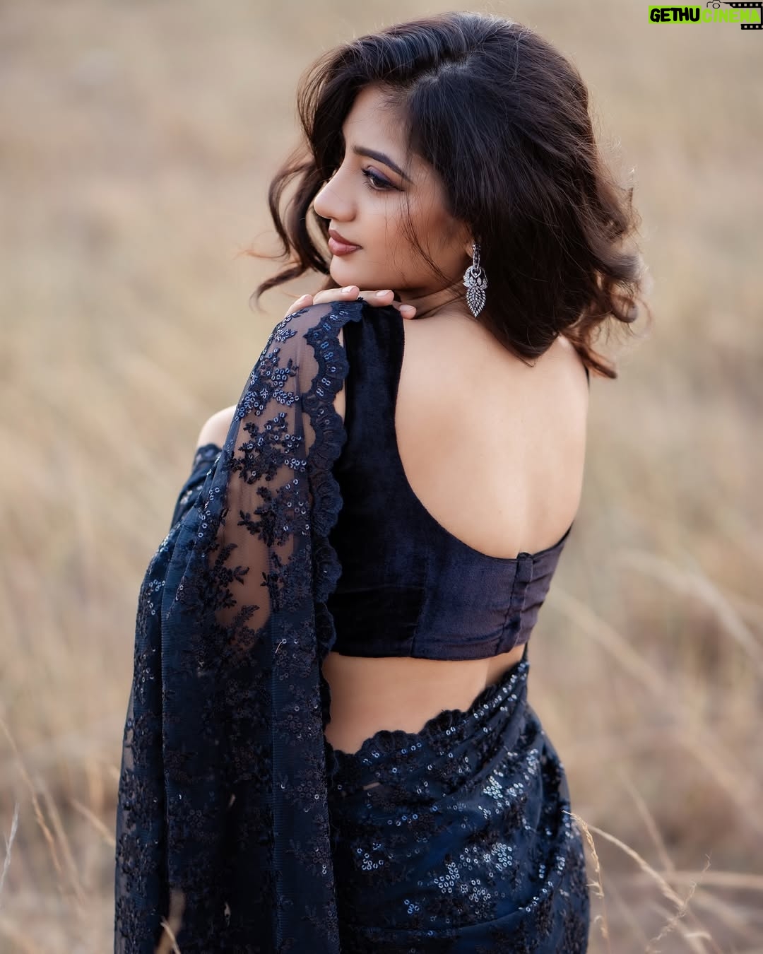 Hima Bindhu - 33.3K Likes - Stylist & shoot curator @nirmala__fashion_stylist 

Makeup artist @sathyamakeupartistry_ 

Photogapher @xposurestudio.in 

Saree @up.style_23 

Jewllery @gold_copy1486

Blouse @f2f_designerboutique

Assistant stylist @stylingbyajay
