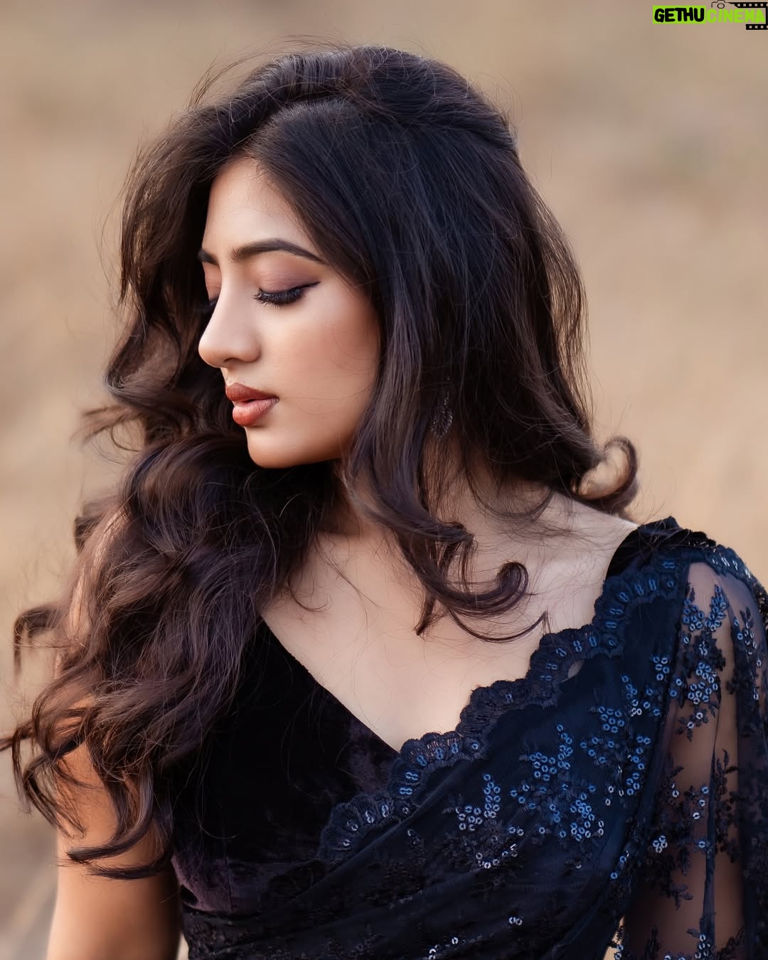 Hima Bindhu - 33.3K Likes - Stylist & shoot curator @nirmala__fashion_stylist 

Makeup artist @sathyamakeupartistry_ 

Photogapher @xposurestudio.in 

Saree @up.style_23 

Jewllery @gold_copy1486

Blouse @f2f_designerboutique

Assistant stylist @stylingbyajay
