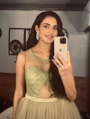 Himanshi Parashar Instagram - A little surprise @7:30 pm @starplus 🫶🏻
#shehzaadihaitudilki 🤗