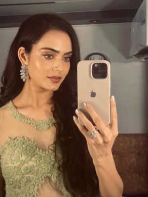 Himanshi Parashar Instagram - A little surprise @7:30 pm @starplus 🫶🏻
#shehzaadihaitudilki 🤗
