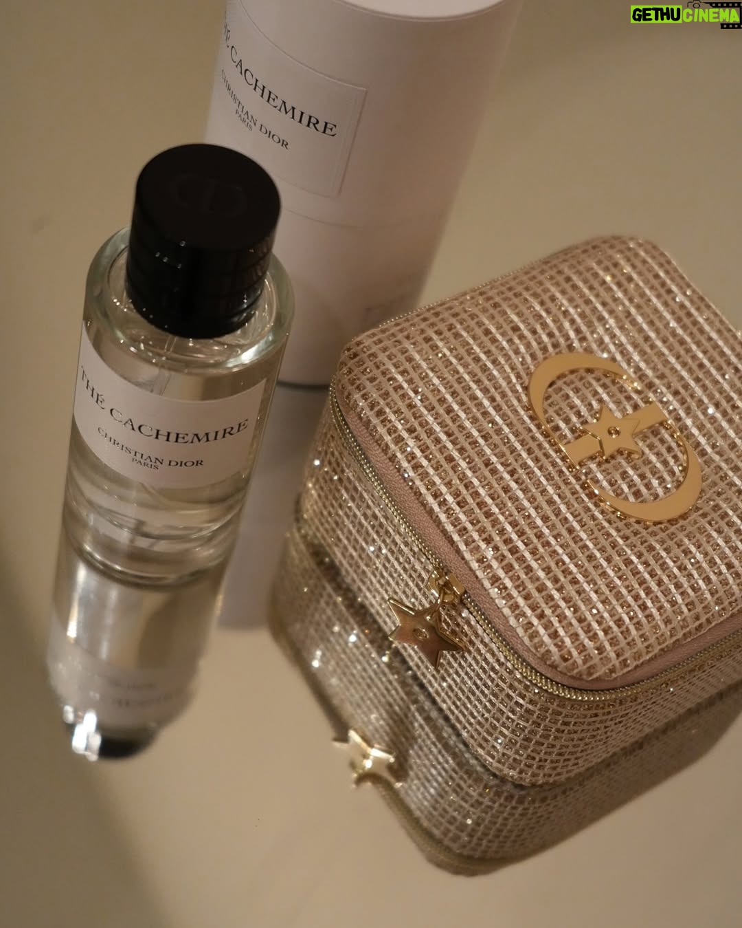 Hina Ishizaki - 10.1K Likes - ⁡
飲茶🐼🇨🇳🥟
⁡
@diorbeauty のTHÉ CACHEMIREの香水を新調。
可愛いジュエリーケースがついてきた⭐️
⁡
Cardigan : @anuans.official 
Top : @marno__official 
Denim : @lily_brown_official 
Boots : @shopcider