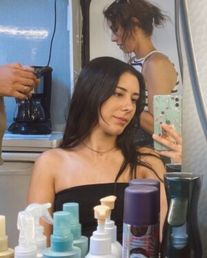 Hivda Zizan Alp Instagram - Meyve Dondurması
Bir muzu dilimleyerek ve aralıklı olacak şekilde bir kaba alın, buzluğa atın. En az beş saat sabretmeyecekseniz devamını da okumayın 🫠 Sabretmeyene de bir şey diyemem, hava çok sıcak. Ama bana gluten dokunuyor ve şeker de yemesem iyi olur diye böyle yapıyorum çok da beğeniyorum. Valla uydurmuyorum, tadı güzel oluyo. Yazlık yerde yenen külahta dondurmaya değişir miyim? Değişmem. Ama yazlık yerde, deniz kenarında dondurma yemeyi zaten hiçbir şeye değişmem. Böyle beş altı tane çekirdek anım var. Neyse, buraya kadar okuduysanız donmuş muzları ister biraz kakao ile, ister parça çikolata ile, isterseniz başka donmuş meyveyle robotta çekin, dondurma gibi oluyo. Sizin için olmayabilir, benim için oluyo 🎈

@laprendapr #reklam