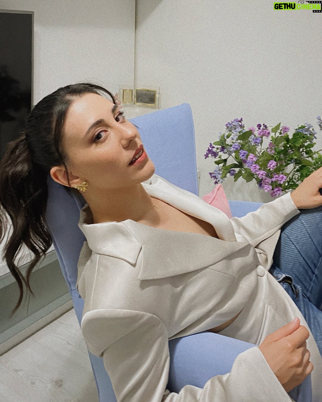 Hivda Zizan Alp - 14.6K Likes - Meyve Dondurması
Bir muzu dilimleyerek ve aralıklı olacak şekilde bir kaba alın, buzluğa atın. En az beş saat sabretmeyecekseniz devamını da okumayın 🫠 Sabretmeyene de bir şey diyemem, hava çok sıcak. Ama bana gluten dokunuyor ve şeker de yemesem iyi olur diye böyle yapıyorum çok da beğeniyorum. Valla uydurmuyorum, tadı güzel oluyo. Yazlık yerde yenen külahta dondurmaya değişir miyim? Değişmem. Ama yazlık yerde, deniz kenarında dondurma yemeyi zaten hiçbir şeye değişmem. Böyle beş altı tane çekirdek anım var. Neyse, buraya kadar okuduysanız donmuş muzları ister biraz kakao ile, ister parça çikolata ile, isterseniz başka donmuş meyveyle robotta çekin, dondurma gibi oluyo. Sizin için olmayabilir, benim için oluyo 🎈

@laprendapr #reklam
