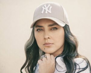 Hoda Zeinolabedin Instagram - آرزو كن آن اتفاق قشنگ رخ بدهد
رويا ببارد
دختران برقصند..
.سيد علي صالحي
عكس از : رفيقم كيوان فرد 
@keyvanfard 🤩🙏🏻