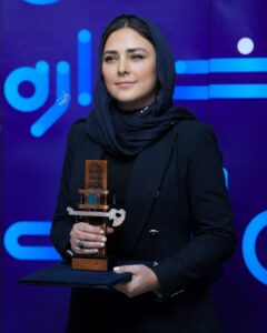 Hoda Zeinolabedin Instagram - قدر دان هيئت داوران و عشق ِ مردم هستم كه با اعتمادشون اين لحظه رو ساختن. اين جايزه بدون شما معنا نداشت❤️

@soroushmn_ 📷