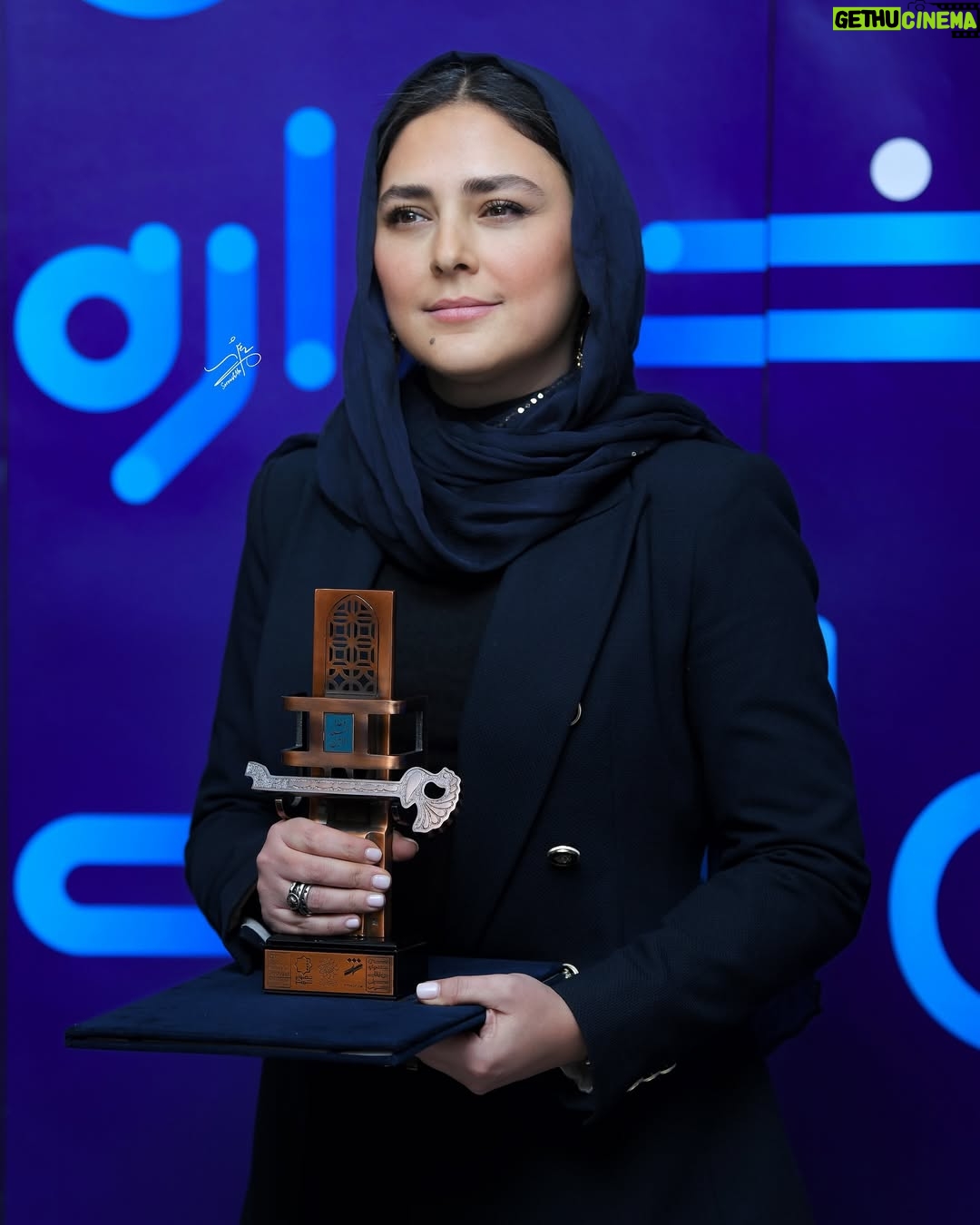 Hoda Zeinolabedin - 65.8K Likes - قدر دان هيئت داوران و عشق ِ مردم هستم كه با اعتمادشون اين لحظه رو ساختن. اين جايزه بدون شما معنا نداشت❤️

@soroushmn_ 📷