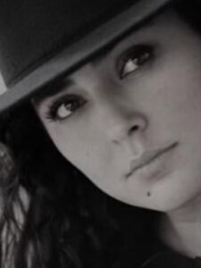 Hoda Zeinolabedin Instagram - باشد که وقتی عشق دوباره به سراغت می آید، امن باشد، صادقانه باشد، آرامش بخش باشد و دلت را قرص کند .