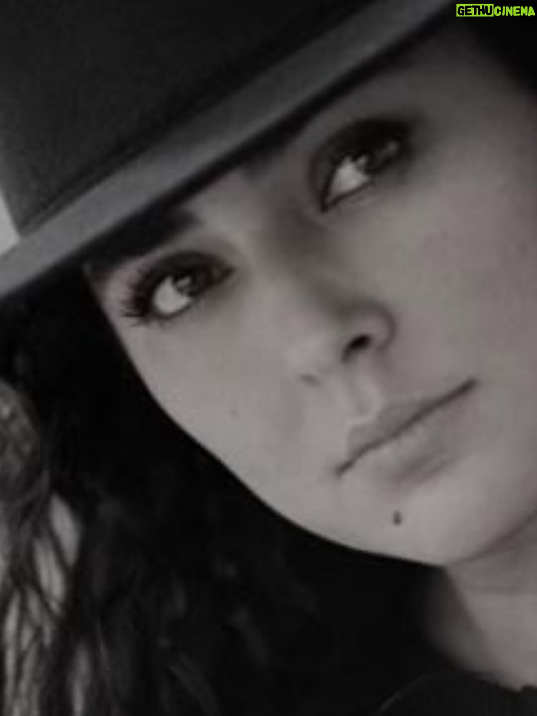 Hoda Zeinolabedin - 60.3K Likes - باشد که وقتی عشق دوباره به سراغت می آید، امن باشد، صادقانه باشد، آرامش بخش باشد و دلت را قرص کند .