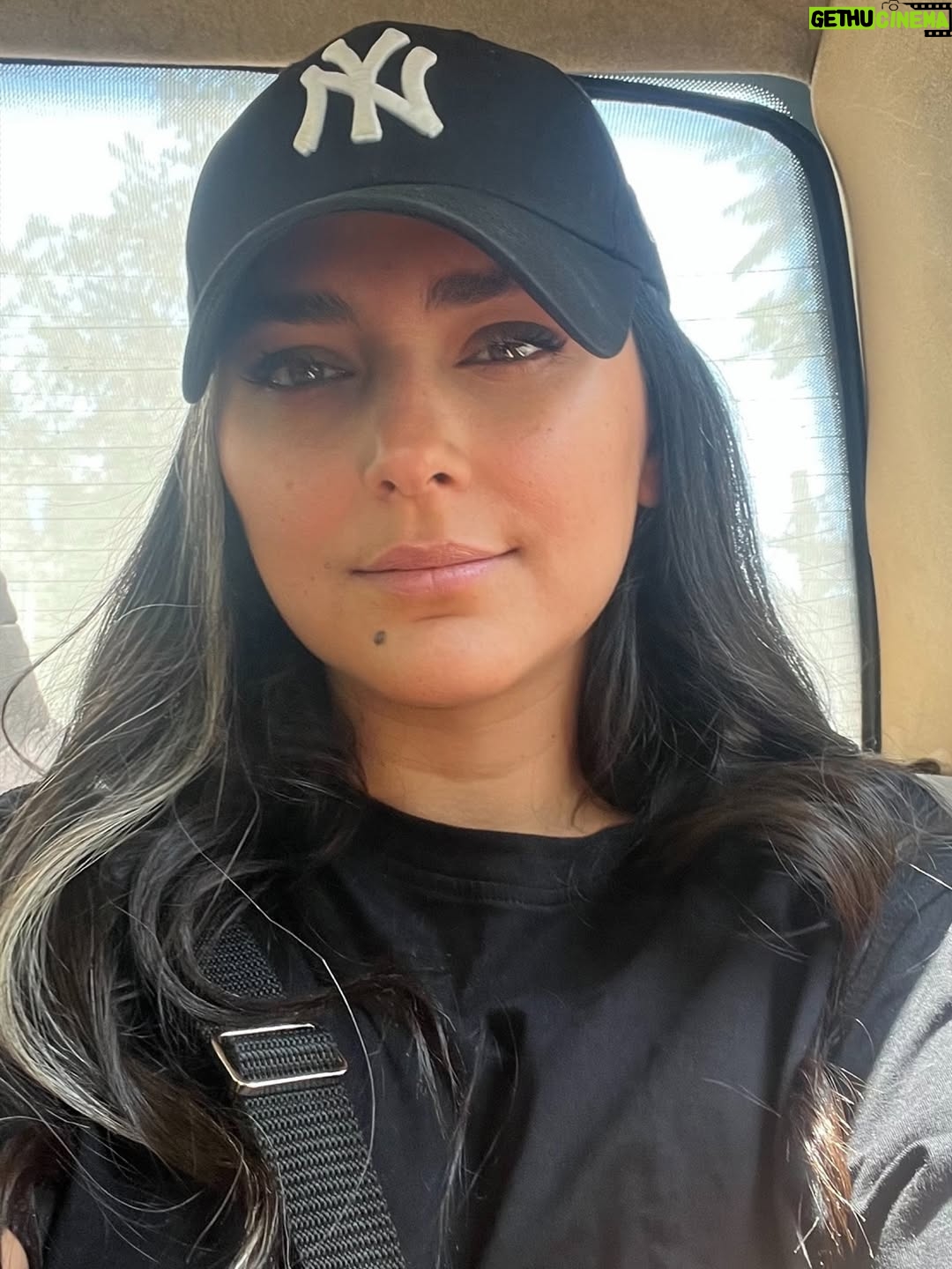 Hoda Zeinolabedin - 242.2K Likes - او 
هرگز زيبا به نظر نمي رسيد،
او شبيه به هنر بود، 
و هنر
قرار نبود زيبا به نظر برسد،
قرار بود 
احساسي را 
در شما ايجاد كند،
اما….